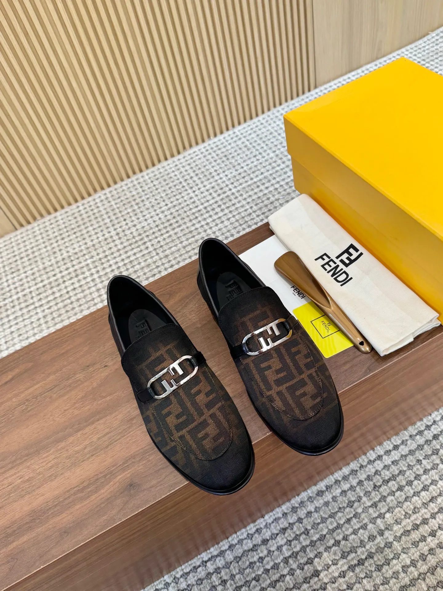 [FENDI] Top P: 980💰 ▪️Size: Men's 39-44. (Customized at 38.45.46) Fendi men's business casual leather shoes Imported brand cloth/calfskin/open edge beads/brand logo printing -Inside: Comfortable cowhide lining -Outsole: Genuine leather outsole with rubber backing embedded in the heel, perfect injection molding -Ultra-high quality control·Fine workmanship: highlighted (high-end·luxury·grade)
